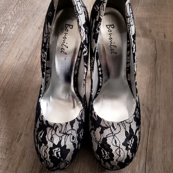 Womans black lace heels - Picture 2 of 5